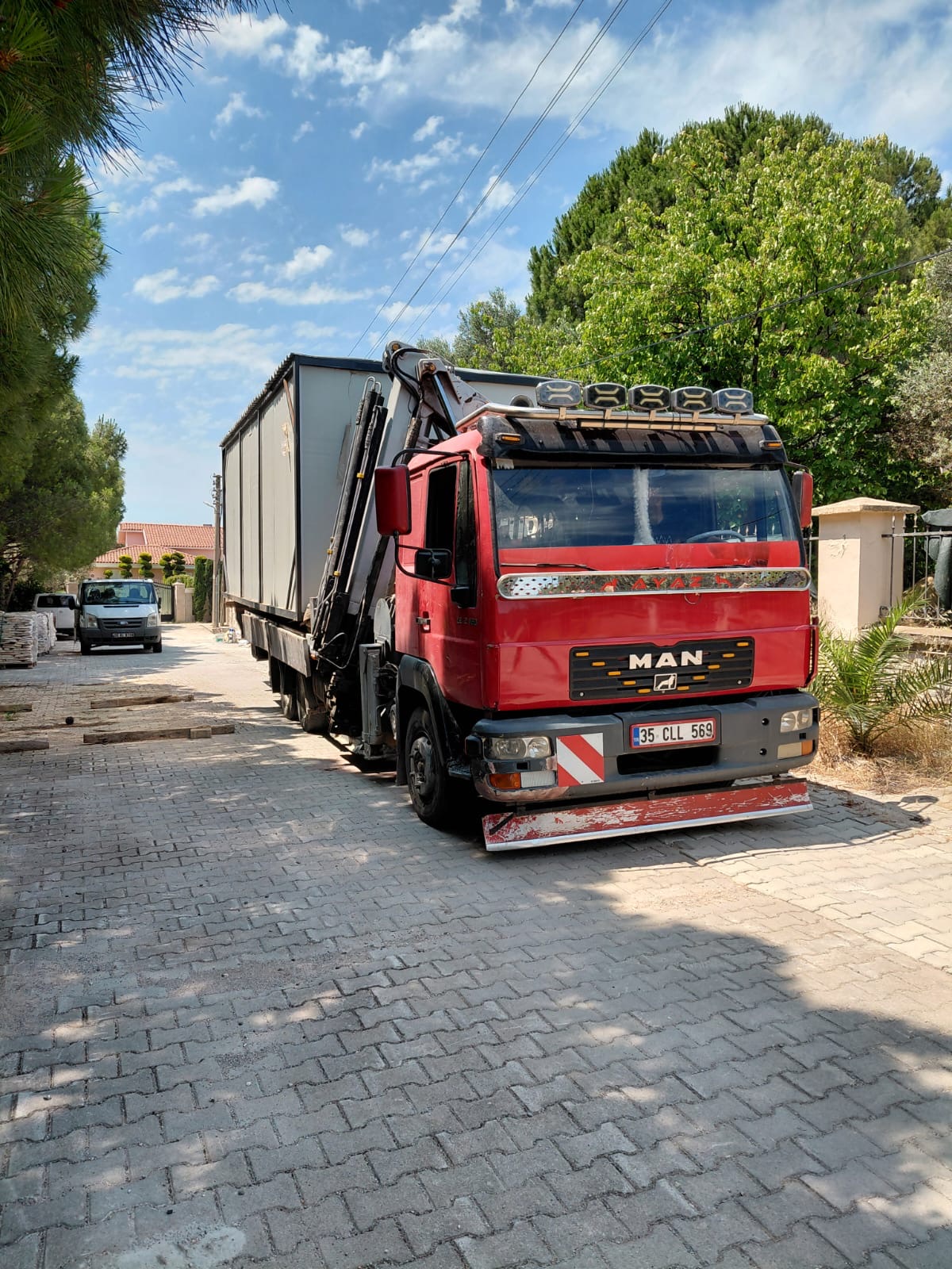 Vinçli kamyon ile prefabrik konteyner taşıma